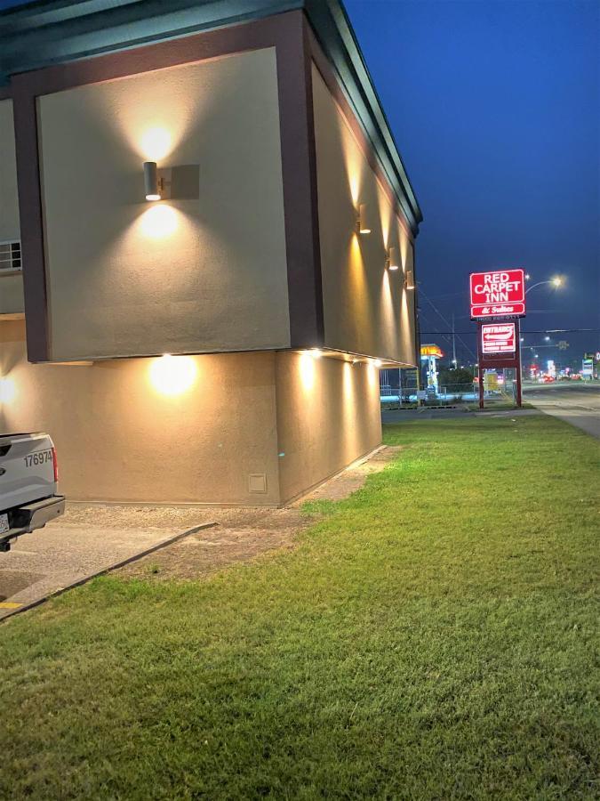 YYC Red Carpet Inn & Suites מראה חיצוני תמונה