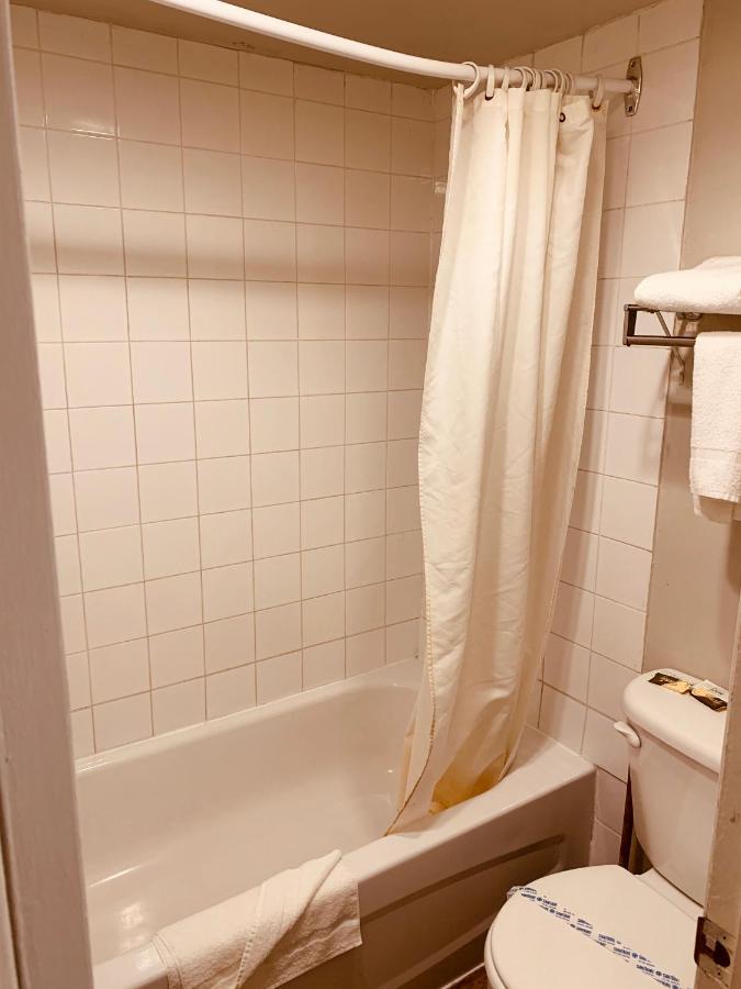 YYC Red Carpet Inn & Suites מראה חיצוני תמונה